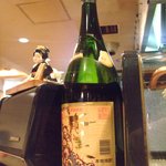 春雨 - カウンターに特大焼酎（4500ｍｌ入り）