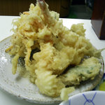 この盛り付けが『俺は天ぷらを食ったぞ』という達成感を産む…かも知れません