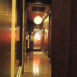 地酒と地鶏個室居酒屋 鳥吉 赤坂店 - 廊下の左右が個室で突き当たり