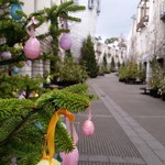 リゾナーレ八ヶ岳 - イースターエッグ装飾のピーマン通り。