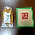 久世福商店 - 料理写真:甘み引き立つ芋けんぴ(左)