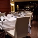 OTTO SETTE - テーブル席の様子。