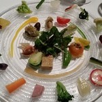OTTO SETTE - 地元野菜と前菜の一皿。