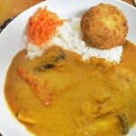海老カレー。コロッケがあったので買ってみました。カレーに合う感じのシンプルなコロッケでした。