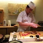 寿しの吉乃 - 店主が手渡しの準備に入る