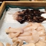 寿しの吉乃 - ネタは全て檜の箱に入れられ、氷で冷やす冷蔵庫で保管されている、鳥貝とミル貝