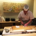 寿しの吉乃 - 店主の吉田氏が真剣な眼差しでネタと対峙しています