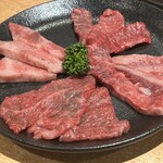 焼肉問屋 牛蔵 - 4種盛り（ばら、肩三角、ゲタ、イチボ）