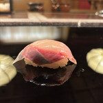 割烹 鮨 米八 - 輪島塗りのでかいつけ台に映り込む