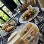 果実屋珈琲 - 手前はフルーツサンド＆たっぷりたまごサンド　左奥はこだわりソーセージとホテルオムレツと厚切りバタートースト