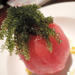 海辺のダイニング KISAMA - 丸ごとトマトのピクルス海ぶどうのせ　ズームアップ