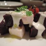 海辺のダイニング KISAMA - やんばる若鶏ムネ肉のスモークと読谷紅芋のサラダ　ズームアップ