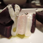 海辺のダイニング KISAMA - やんばる若鶏ムネ肉のスモークと読谷紅芋のサラダ　ズームアップ