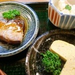 磯料理　まるけい - 焼き魚ではなく鰤の照り焼き、そして厚焼き卵とポテサラ