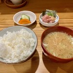しんのすけ - 白めし(みそ汁・ぬかづけ付)、ねぎトロ