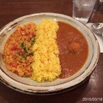 クワイエットビレッジ・カレーショップ - 2015.3.18(水)16時 初訪問　チキンとダル(豆)の半々カレー 小チャイ付き900円