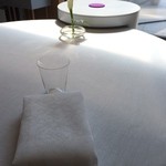 Steirereck - 店内。こちらのテーブル席で頂きました。テイスティングメニュー（7皿）をワインペアリングで注文。