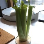 Steirereck - 食べやすいサイズにカットしたセロリを挟む台座のセロリｗ　セロリは卵黄につけて頂きます。