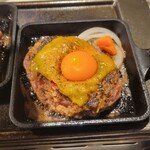焼肉こじま離れ - 黒毛和牛ハンバーグM（1518円）＋トッピング チェダーチーズ&こだわり卵（380円）