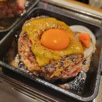 焼肉こじま離れ - 黒毛和牛ハンバーグM（1518円）＋トッピング チェダーチーズ&こだわり卵（380円）