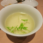 日本橋よし町 - 透明で淡白な味わいのスープ