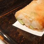汐見 - こちら1品目！今回は春巻！天使海老と枝豆、柚子胡椒が入っているので、爽やか〜