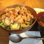 エヌ1221 - 春キャベツと豚バラ肉の生姜焼き丼