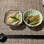 mass かまどのある家 酒をよぶ食卓 - お通し（春雨サラダ、蕗の田舎煮）