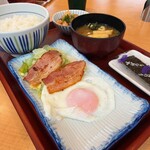 なか卯 - 料理写真:目玉焼き鶏小鉢ベーコン朝食 520円