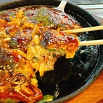 お好み焼き タンポポ - フワトロなので持ち上げると崩れます