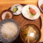 食楽酒房 鶴の恩返し - ごはん、お味噌汁、明太冷ややっこ、おしんこ、小鉢