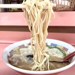 博龍軒 - 麺は平打ち細ストレート麺。この店は福岡豚骨ラーメン源流の一つ。他に源流と言われる「元祖赤のれん節ちゃんラーメン（中央区大名）」や「三馬路（現・博多うま馬、博多区祇園町）」も同様です。