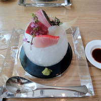 春秋ユラリ 恵比寿 - ガラスの器にかき氷、その上に刺身です。ヒンヤリ美味しかった！
