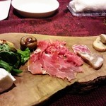 トムクリオーザ - パルマ産生ハム、水牛モッツァレラ、サラミ、豚レバーパースとのカナッペ、原産ルッコラ、豚頬肉ゼリー寄せ、サラミ、カポナータ