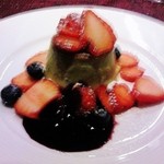 トムクリオーザ - ピスタチオの蒸しパンナコッタ　苺とブルーベリーソースで