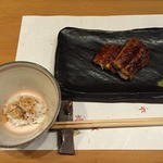柳家錦 - 天然の大鰻です！少量のご飯が添えられて鰻丼気分も味わえる