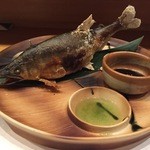 柳家錦 - 長良川の落ち鮎
      これは大きいですね！お腹には卵がパンパンです