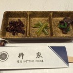 柳家錦 - 先付けの一品
                                蜂の子は柳家の看板的食材、これが適度にクリスピーで美味しいのです