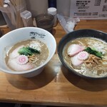 ANTI NOODLE - 料理写真:左:魚介鶏煮込み醤油 右:鶏煮込み醤油