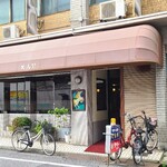 矢馬野 - 広島電鉄十日市町電停から徒歩3分の「矢馬野」さん、朝6時30分から営業
2016年開業、(1982年創業)、店主ご夫妻の2名体制
小豆色の防水布の庇、ガラス張り壁、壁の馬の絵、純喫茶らしい佇まい