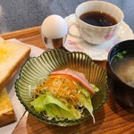 矢馬野 - モーニングセット(税込600円)
①トースト②野菜サラダ(ハム&萵苣&千切り甘藍&針人参)③茹で卵④お味噌汁(若布&刻み青葱入り)
お飲み物《セットドリンク》①HOT珈琲【サイフォン式】