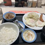 松屋 - 料理写真:ソーセージエッグW定食(ご飯並)+ご飯
ご飯お代わり自由
小鉢牛皿
580円+無料