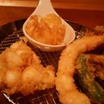 天ぷらめし 金子半之助  - イカ、玉子、海老、しし唐、舞茸