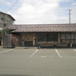 麺屋 花蔵 - 店舗外観と店前の駐車場。