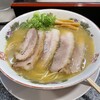拉麺 へんてこ - 先ず出された瞬間に目に入って来たのが整然と並んだこのチャーシューです。肉感モリモリですが味わいは意外にもアッサリです。濃い目のスープと相性が抜群です。