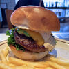 J.S. BURGERS CAFE - パティは牛肉の赤身ながら、しっかり旨味があり実に肉々しい。
