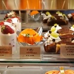 ビスキュイ - 2015.4 桜と苺のヴェリーヌ（420円）、デコポン（460円）、干しぶどうになる前のぶどうのタルト（490円）