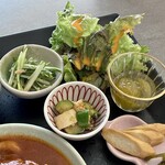 コミュニティカフェヒッポポ - 本日のきままランチ(\1,350)　サラダ・水菜とツナ・きゅうりと長芋・梅シロップ漬