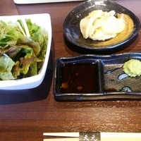 炭火焼ステーキ　天元 - サラダとたたき用のソースと漬物