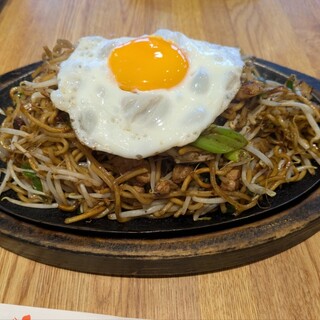 想夫恋 - 料理写真:想夫恋焼き（大盛）、目玉焼きトッピング